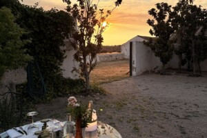 Mesa servida en patio rural al atardecer