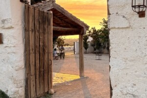 Porton de cortijo rustico a contraluz al atardecer