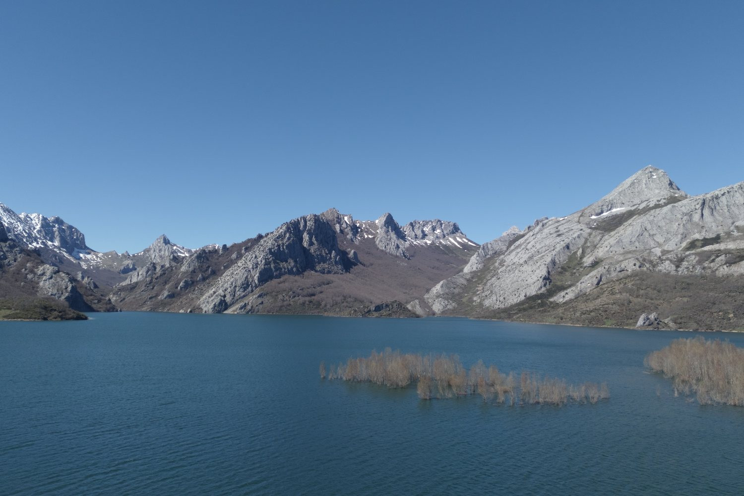 Embalse de montana, entorno de hospitalidad de naturaleza