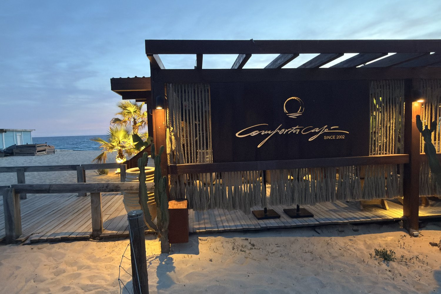 Lounge de hospitalidad de naturaleza al atardecer junto al mar