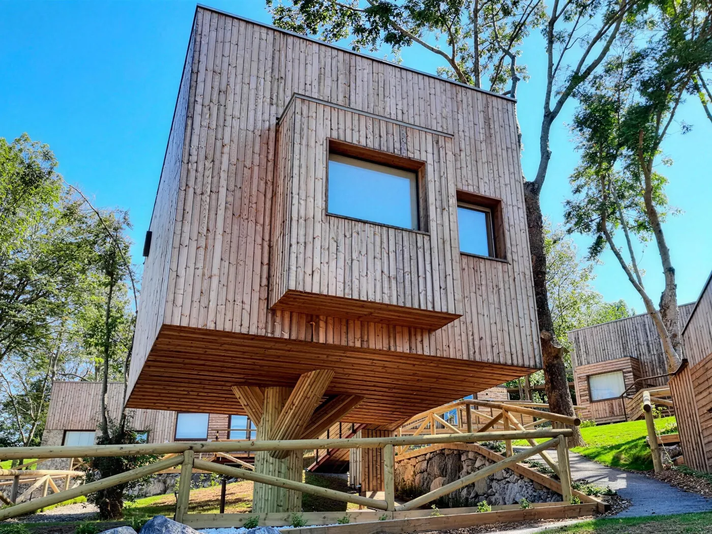 Caba&ntilde;a de madera en el &aacute;rbol de Cieloastur, Asturias