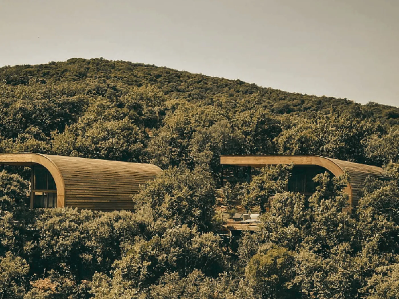 Dehesa abulense junto al r&iacute;o Adaja: arquitectura integrada en la copa de las encinas